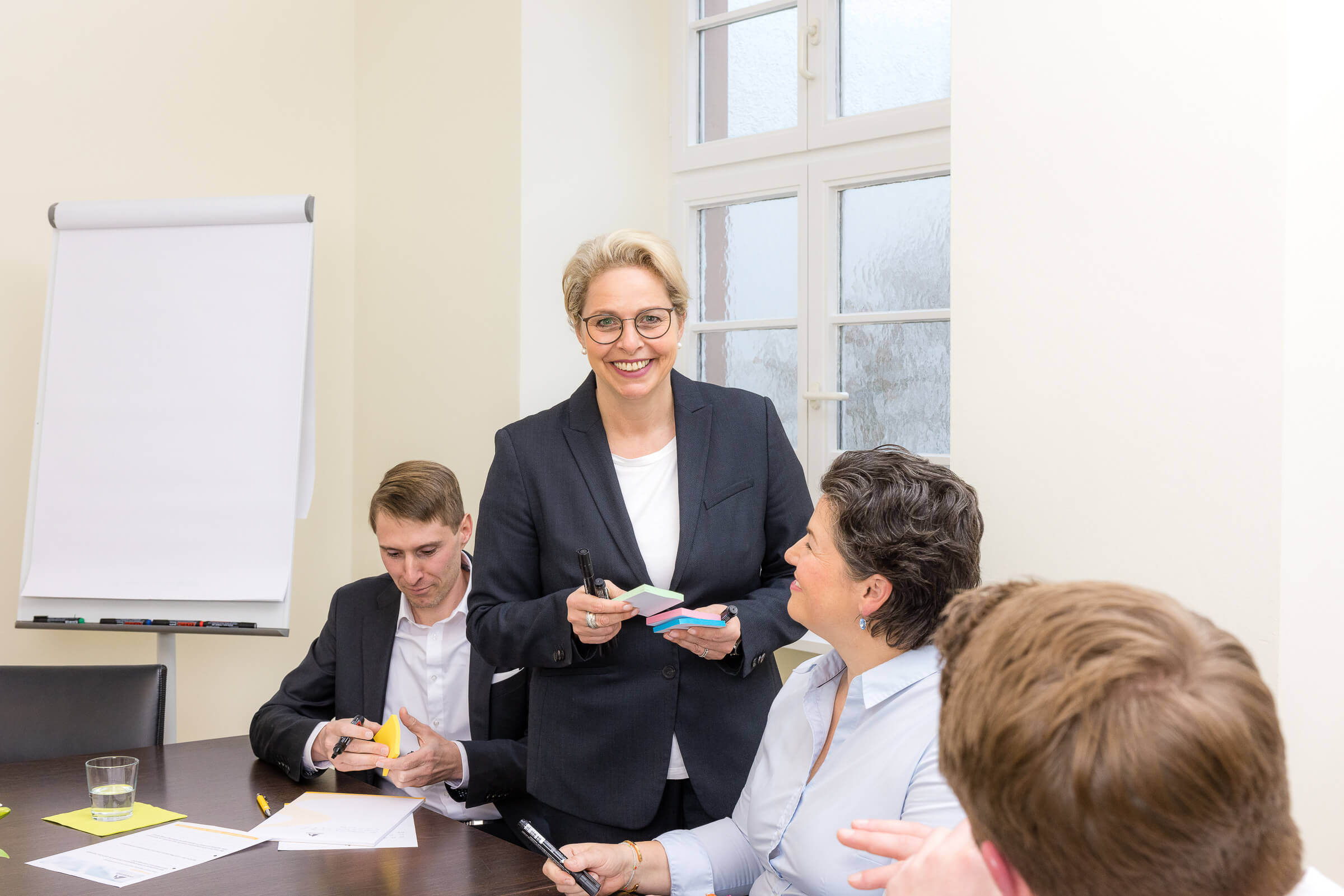 Verheerende Gallup-Umfrage: Führungsexpertin Karen Sonnenberger fordert neue Unternehmenskultur mit wertschätzendem Arbeitsumfeld