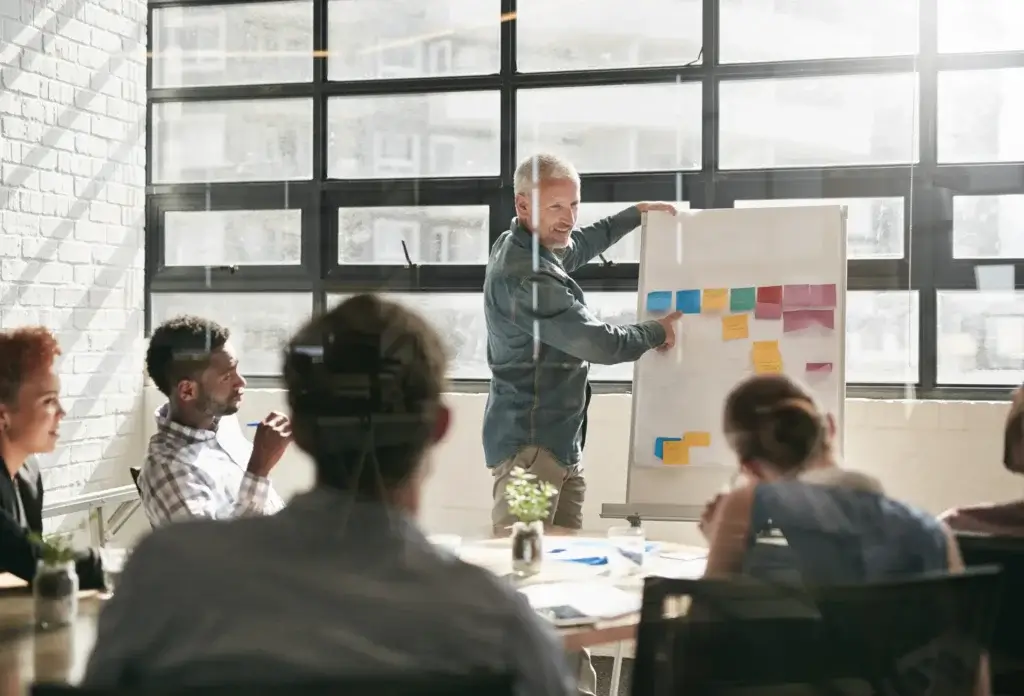 Blogbeitrag: Inhouse Seminar: Die effektivste Form der Mitarbeiterentwicklung? Das Bild zeigt eine Workshopsituation im Unternehmen.