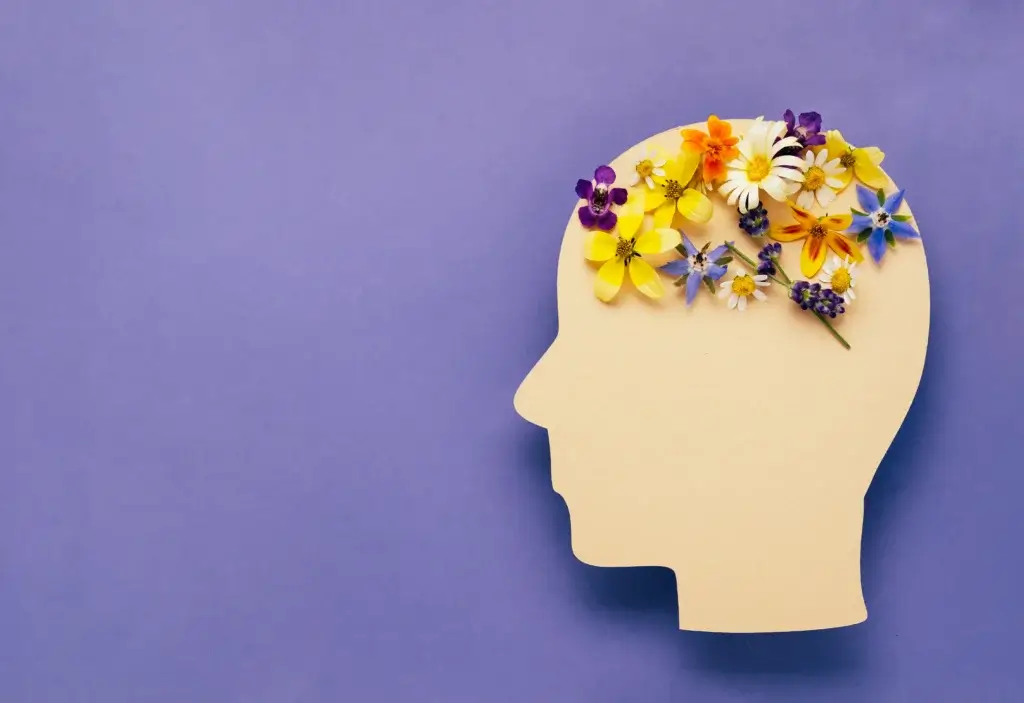 Mindset-Training: Silhouette von Kopf mit Blumen
